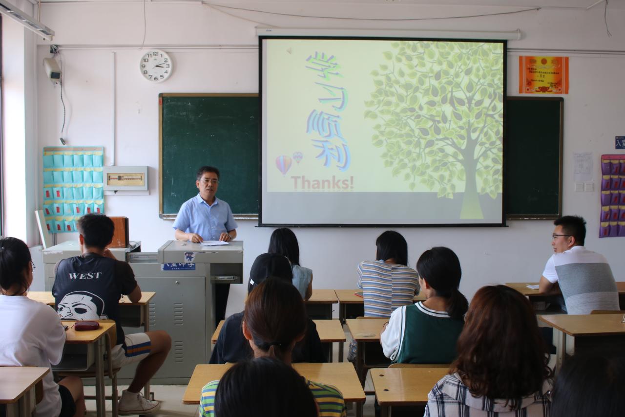 周厚才参加商务外语系班级主题班会-欢迎光临山东外贸职业学院