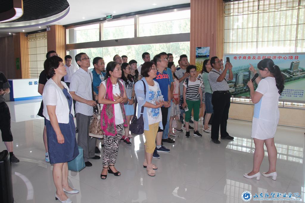 2.学员参观潍坊综保区商口展示大厅.JPG