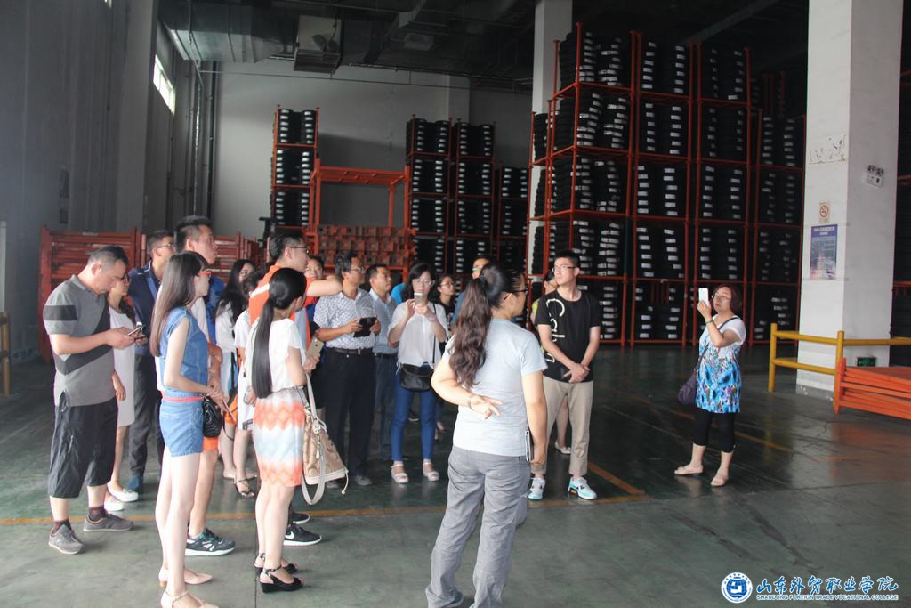 3.学员参观保税物流仓库.JPG
