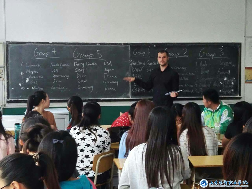 提升教师国际化水平、国贸系教师观摩外籍教师授课.jpg