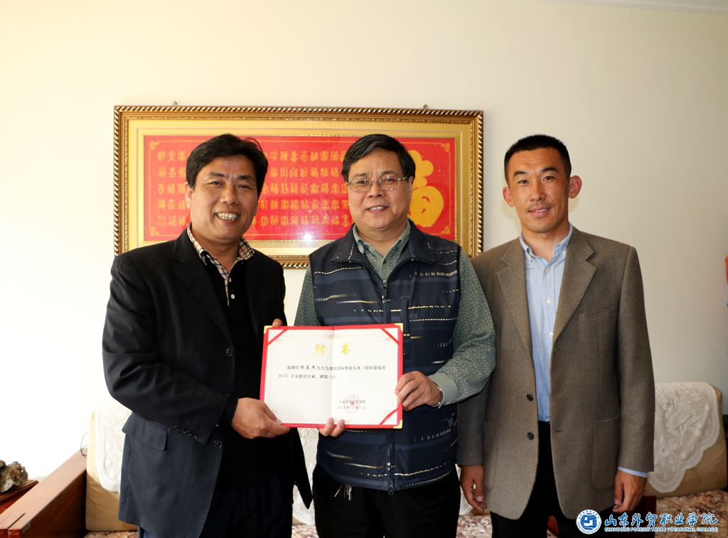 专业建设专家向我院捐赠实训设备.JPG 专业建设专家向我院捐赠实训设备.JPG