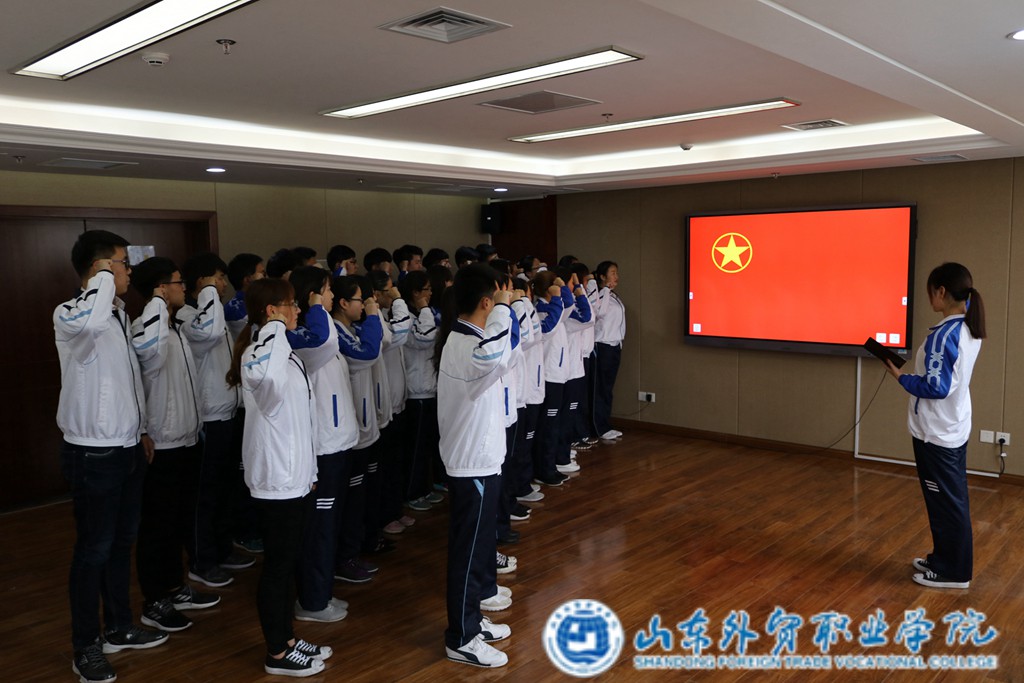 泰安基地举行学生团员重温入团宣誓活动_副本 (1).jpg