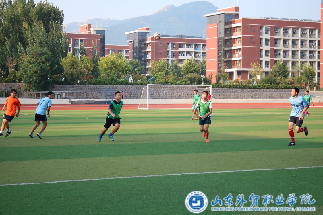 师生足球联谊赛照片4.jpg 师生足球联谊赛照片4.jpg