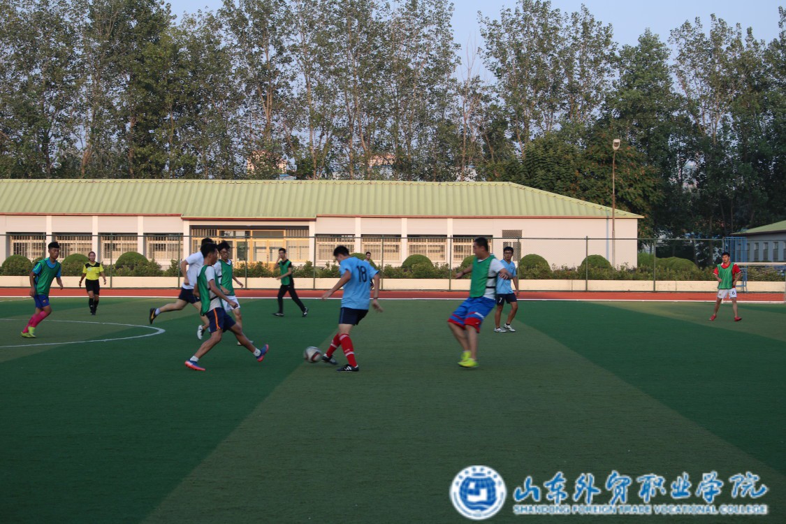 师生足球联谊赛照片3.jpg 师生足球联谊赛照片3.jpg