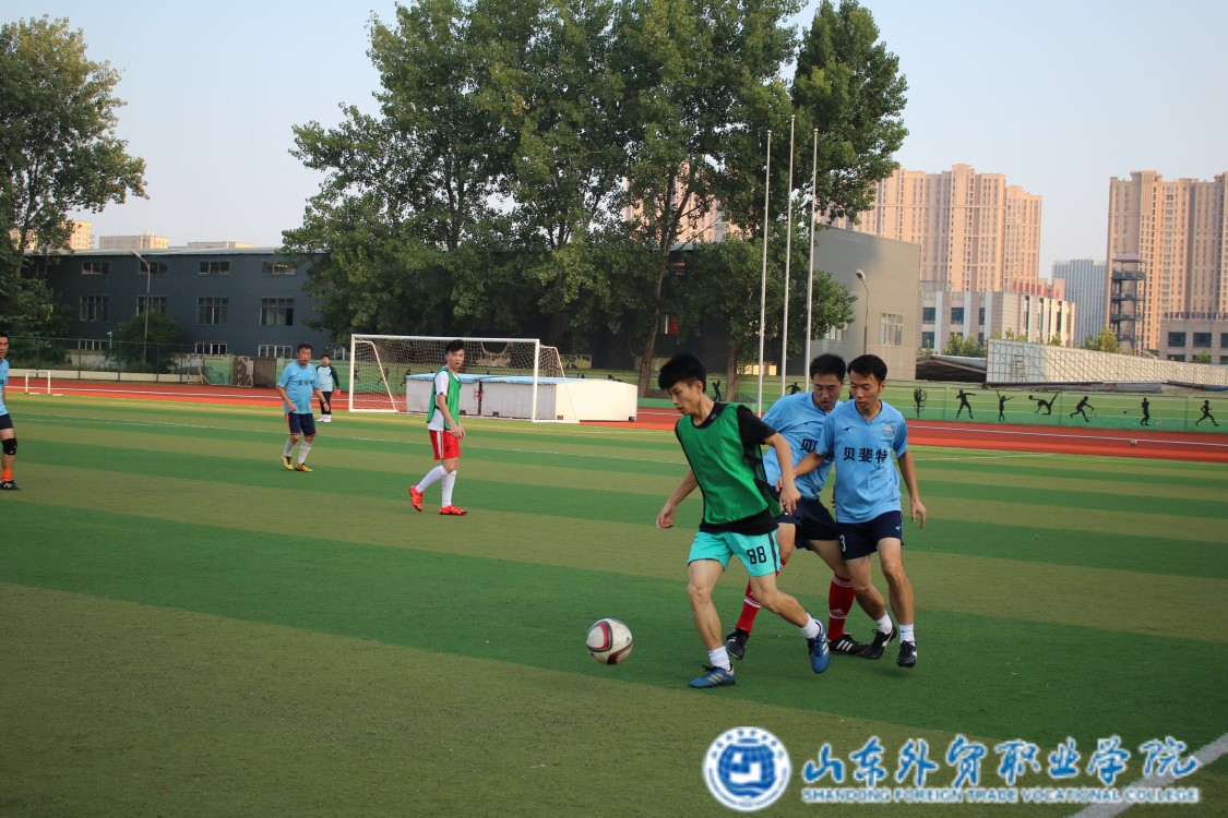 师生足球联谊赛照片2.jpg 师生足球联谊赛照片2.jpg