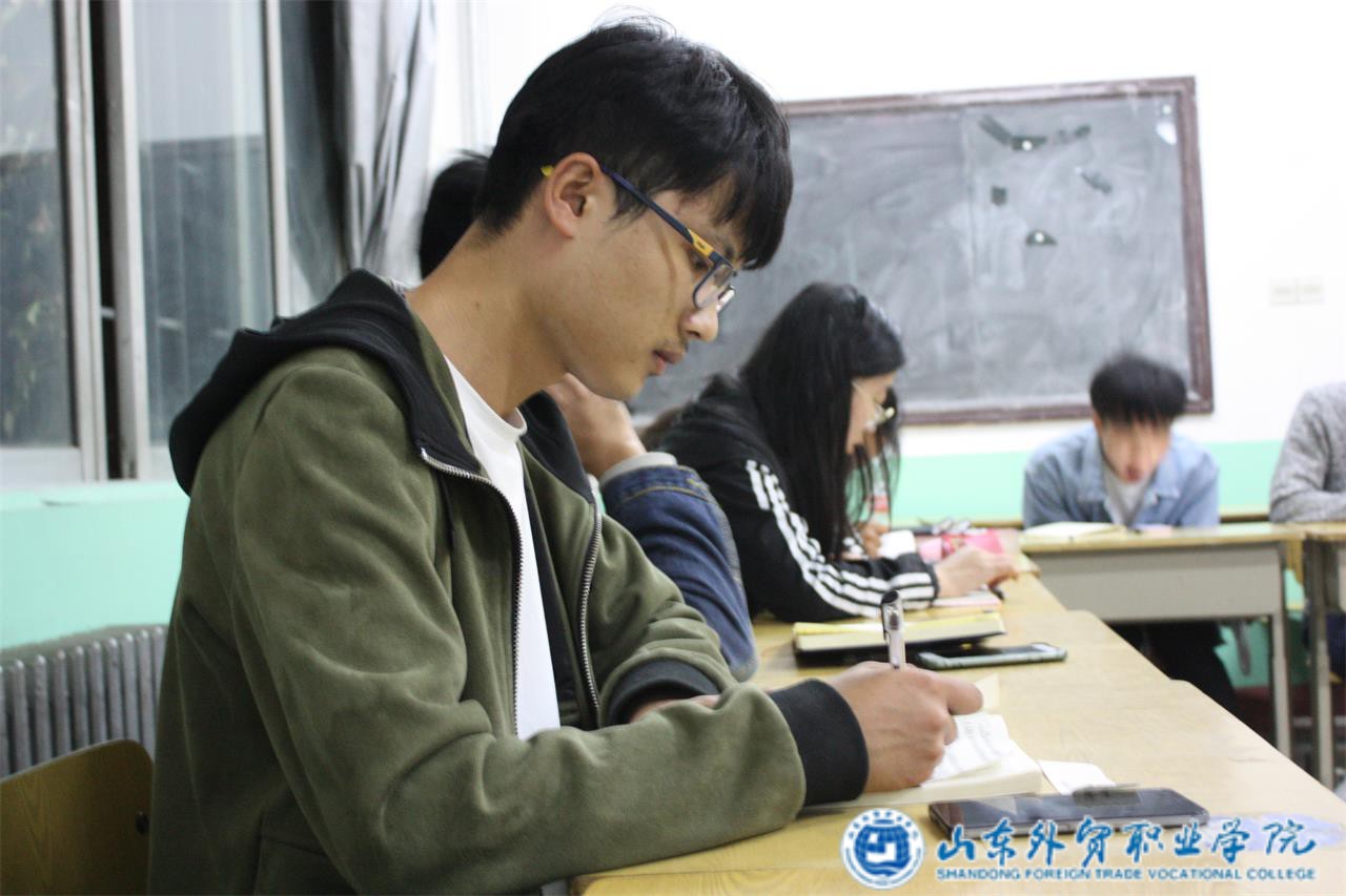 "学习十九大精神 争做优秀大学生—院学生会干部学习领会党的十九